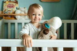 PLYŠ Ovečka baby usínáček projektor na baterie pro miminko Světlo Zvuk