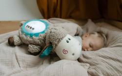 PLYŠ Ovečka baby usínáček projektor na baterie pro miminko Světlo Zvuk