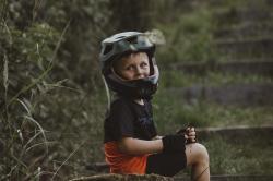 Force DROP zeleno černá downhill přilba