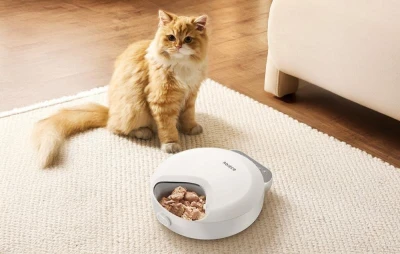 Rojeco Krmítko pro kočky F26 4 Meals Button Version s 2 ledovými balíčky (bílé)