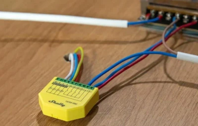 Shelly Plus RGBW PM s Wi-Fi a Bluetooth (balení po 2 kusech) ovladač LED pásků