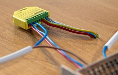 Shelly Plus RGBW PM s Wi-Fi a Bluetooth (balení po 2 kusech) ovladač LED pásků