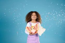 Simba PLYŠ Fluffyfly motýlek nafukovacími křídly s konfetami 4 druhy