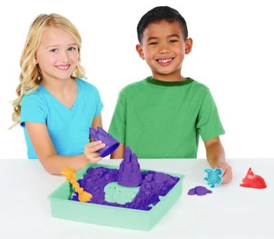 Spin Master Kinetic sand Fialový 450g tekutý písek s podložkou a nástroji