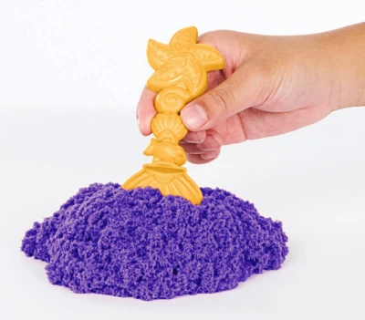 Spin Master Kinetic sand Fialový 450g tekutý písek s podložkou a nástroji