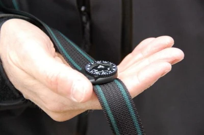 Suunto Clipper černý univerzální kompas na hodinky pro jižní polokouli