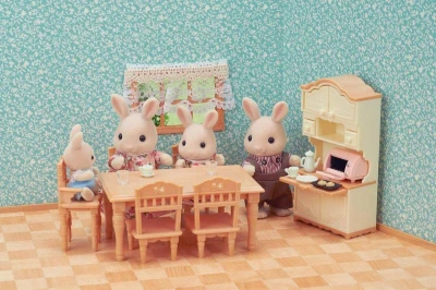 Sylvanian Families jedálenský stôl s stoličkami a kredencou nábytok doplnok k herným sadám