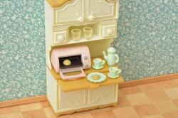 Sylvanian Families jídelna stůl s židlemi a kredencí nábytek doplněk k herním sadám
