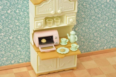 Sylvanian Families jedálenský stôl s stoličkami a kredencou nábytok doplnok k herným sadám