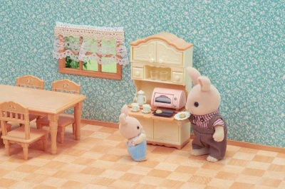 Sylvanian Families jedálenský stôl s stoličkami a kredencou nábytok doplnok k herným sadám