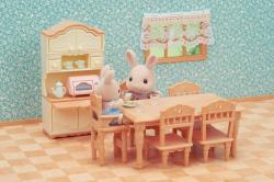 Sylvanian Families jídelna stůl s židlemi a kredencí nábytek doplněk k herním sadám