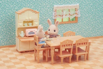Sylvanian Families jedálenský stôl s stoličkami a kredencou nábytok doplnok k herným sadám
