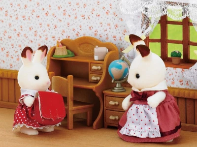 Sylvanian Families nábytek Chocolate králíků sestra + psací stůl s doplňky
