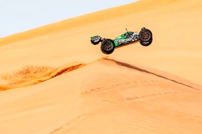 Team Corally Syncro oranžová 2WD 3-4S RTR buggy