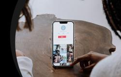 Torras Pouzdro na telefon UPRO Ostand Clear pro iPhone 15 (průhledné)