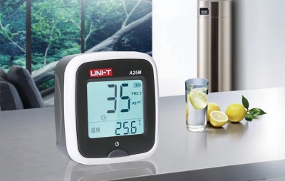 UNI-T A25D bílo-šedý měřič kvality ovzduší PM2,5