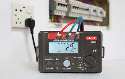 UNI-T UT582+ černo-červený tester proudových chráničů (RCD)