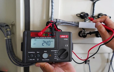 UNI-T UT582+ černo-červený tester proudových chráničů (RCD)