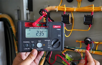 UNI-T UT582+ černo-červený tester proudových chráničů (RCD)