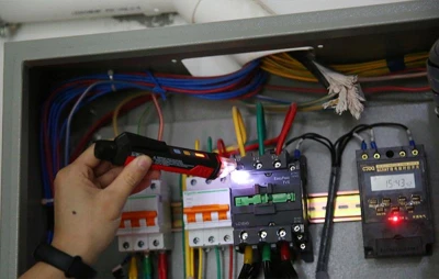 UNI-T UT12E-EU červeno-černý bezkontaktní tester napětí