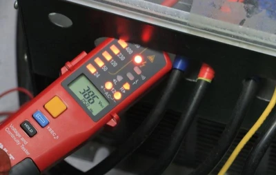 UNI-T UT18E červeno-černá zkoušečka napětí a spojitosti