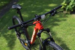 United Clovis 3.10 29 šedo/červené horské kolo + výbava zdarma