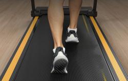 Urevo Skládací elektrický běžecký pás Foldi Mini (černo-oranžový)