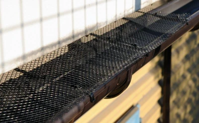 Vorel Ochranná síť proti zanášení okapových žlabů s úchytkami