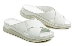 Wild 022056106 bílé dámské nazouváky na klínku