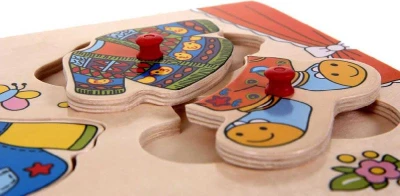Woody DŘEVO Oblékání na desce puzzle Sebastian dřevěná vkládačka