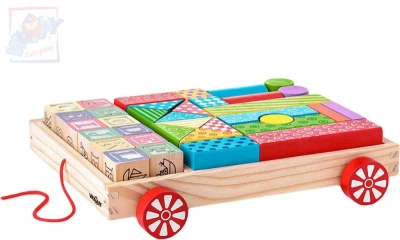 Woody DŘEVO Vozík tahací stavebnice s kostkami a razítky set 35ks Woody DŘEVO Vozík tahací stavebnice s kostkami a razítky set 35ks